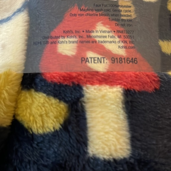 The Big One Oversized Supersoft Plush Throw
Color: Mushroom, Size: Throw, NWT - Picture 4 of 8